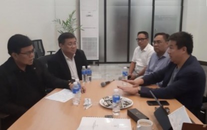 <p><strong>FIBER INTERNET</strong>. Dennis Anthony Uy (right) in this Oct. 5, 2019 photo talking with the late Cebu City Mayor Edgardo Labella (left) at that time the businessman introduced Converge ICT's fastest fiber internet in Cebu province. The company more than doubled its net income amid its aggressive penetration into Visayas and Mindanao homes. <em>(PNA file photo by John Rey Saavedra)</em></p>