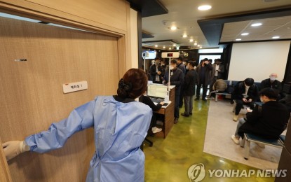 <p><strong>ANTIGEN TEST</strong>. A medical worker calls the name of a visitor waiting to take a rapid antigen test for Covid-19 at a clinic in Seoul on March 18, 2022. South Korea's new Covid-19 cases hit above 400,000, led by the wave of the highly transmissible omicron variant, amid the government's steps to shift away from rigorous social distancing. <em>(Yonhap)</em></p>