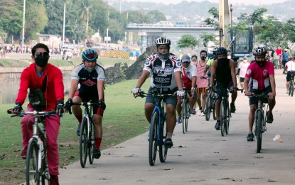 <p><strong>MASKED RIDERS.</strong> Cyclists cruise along Marikina River Park in Marikina City on Thursday morning (March 17, 2022). Masks are still recommended whether indoors or outdoors, especially when in crowded areas, to avoid contracting Covid-19. <em>(PNA photo by Joey Razon)</em></p>