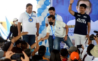 <p><strong>WOOING.</strong> Presidential candidate and Manila Mayor Francisco “Isko Moreno” Domagoso (3rd from left) greets supporters during a campaign sortie in Cabiao, Nueva Ecija on March 10, 2022. Several online personalities declared their support for Domagoso, citing the changes he brought to the capital city. <em>(PNA photo by Avito Dalan)</em></p>