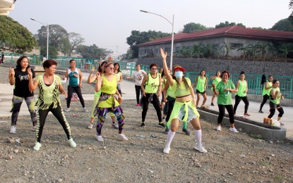 <p><strong>KEEPING FIT.</strong> A Zumba session at a public park in Dasmariñas City, Cavite in this undated photo. Exercising at least 150 minutes a day or walking 10,000 steps daily also helps in keeping levels of bad cholesterol in the body low, a health expert said. <em>(PNA file photo)</em></p>