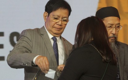 <p><strong>VIROLOGY INSTITUTE</strong>. Presidential aspirant Senator Panfilo Lacson picks a piece of paper during draw lots on who to answer first during the first Comelec-organized presidential debate at the Sofitel Hotel Tent in Pasay City on Saturday (March 19, 2022). Lacson said he intends to push for the creation of a Philippine Virology Science and Technology Institute to prepare the country for another Covid-19-like pandemic. <em>(PNA photo by Avito Dalan)</em></p>