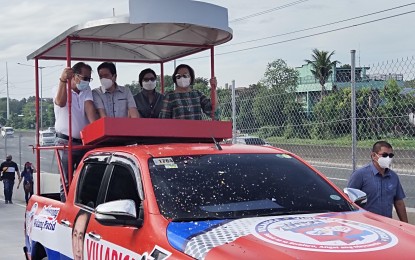 <p><strong>NEW SERVICE ROAD</strong>. Marilao Mayor Ricardo Silvestre, Bulacan 4th District Rep. Henry Villarica, Meycauayan City Mayor Linabelle Ruth Villarica, and NLEX Corporation vice president for Communication and Stakeholder Management Donna Marcelo (from left to right) lead the inaugural drive-through for the formal opening of the new Meycauayan-Marilao East Service Road on Monday (March 21, 2022). The new 190-meter service road is the continuation of the 1.2-km. Meycauayan East Service Road that was opened to the public on Dec. 10, 2021. <em>(Photo by Manny Balbin)</em></p>