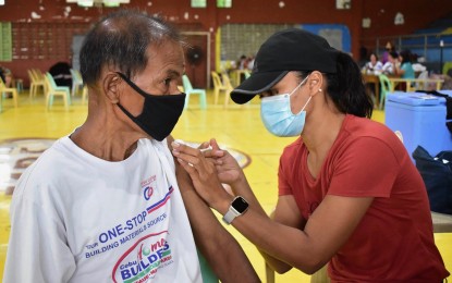 <p><strong>VAX TARGET</strong>. Health authorities in Negros Oriental are doing their best to inoculate 300,000 individuals against Covid-19 by June 30, 2022. This, after the National Vaccination Operations Center ordered the provincial government to increase its vaccination accomplishment by the end of the month when President Rodrigo Duterte ends his term of office. <em>(PNA file photo)</em></p>