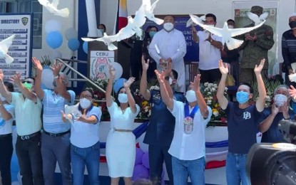 <p><strong>PEACE COVENANT.</strong> Commission on Elections-Cebu supervisor Jerome Brillantess (3rd from right) and Cebu Provincial Police Office chief Col. Engelbert Soriano (4th from right), along with re-electionist Governor Gwendolyn Garcia and her challenger, former Tourism Secretary Ace Durano, and other bets from seven legislative districts in Cebu province, release doves to symbolize peace at the CPPO headquarters in Cebu City on Tuesday (March 22, 2022). The officials and candidates signed a peace covenant ahead of the May elections. <em>(Screengrab from Cebu Capitol PIO's Sugbo News video)</em></p>