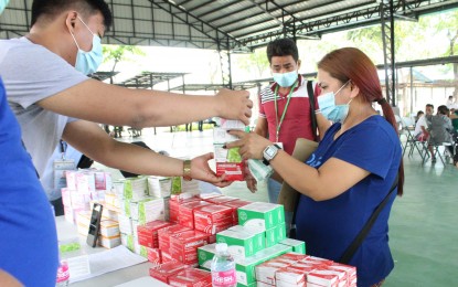 <p><strong>FREE.</strong> A Department of Health personnel hands over free vitamins and other medicines to a beneficiary of the Balik Probinsya, Bagong Pag-Asa program during dispatch procedures at the BP2 Depot in Quezon City on Wednesday (March 23, 2022). Twenty-six individuals returned to their provinces in the Soccsksargen Region. <em>(PNA photo by Robert Oswald P. Alfiler)</em></p>
