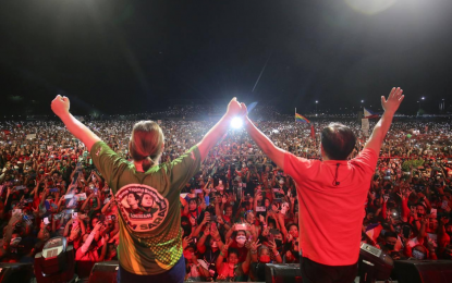 <p><strong>SHOW OF FORCE.</strong> UniTeam presidential aspirant Ferdinand “Bongbong” Marcos Jr. and vice presidential candidate Sara Duterte acknowledge the huge crowd during their grand rally at General Trias Oval in Cavite on Tuesday (March 22, 2022). Organizers said at least 100,000 people attended the UniTeam sortie. <em>(Photo courtesy of UniTeam)</em></p>