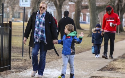 <p>Students arrive at Rogers Fine Art Elementary School in Chicago, the United States, on March 14, 2022. <em>(Photo by Joel Lerner/Xinhua)</em></p>