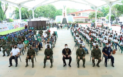 <p><strong>INSURGENCY-FREE.</strong> The Philippine Army's 10th Infantry Division marks the eradication of communist New People's Army's armed groups in Davao City during a gathering Thursday with former insurgents. Maj. Gen. Nolasco Mempin, 10ID commander, said they managed to meet President Rodrigo Duterte's deadline in clearing the city of armed communist insurgents.<em> (Photo supplied by the Army's 10th Infantry Division)</em></p>