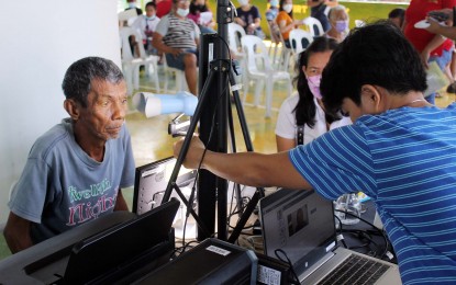 <p><strong>NATIONAL ID.</strong> A Philippine Identification card applicant undergoes the registration process in Barangay Salitran 3, Dasmariñas City, Cavite on March 24, 2022. The project aims to establish a single national ID for Filipinos and resident aliens. <em>(PNA photo by Gil Calinga)</em></p>
