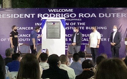 <p><strong>CANCER FACILITIES.</strong> President Rodrigo Duterte, accompanied by Senator Christopher 'Bong' Go, Health Secretary Francisco Duque III, Health Undersecretary Leopoldo Vega, and Southern Philippines Medical Center chief Ricardo Audan, unveil the marker for the new cancer diagnostic and treatment facilities in Davao City on Friday (March 25, 2022). Duterte says it has been his vocation to serve cancer patients, especially the children.<em> (PNA photo by Christine Cudis)</em></p>