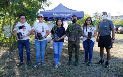 <p>Nayong Pilipino Foundation (NPF) Deputy Executive Director for Operations, Dr. Jovertlee Pudan (left to right), NPF Board of Trustee Atty. Judy A. Lardizabal, NPF Executive Director Gertie Duran-Batocabe, Major Wilfredo Ponceja of AFP-RJT NCR, NPF Deputy Executive Director Joyce Ann Caigas, Sgt. Rafael Pagulayan of AFP-RJT NCR. <em>(NPF photo)</em></p>