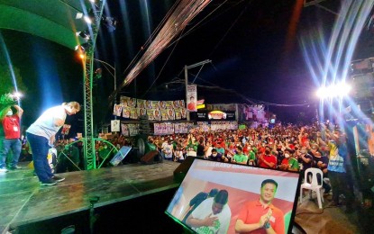 <p>Vice Presidential aspirant Sara Duterte thanks Mandalenyos for the time and opportunity to be with them during a campaign sortie with local candidates in Addition Hills, Mandaluyong City on Saturday (March 26, 2022) night. (<em>HNP photo</em>)</p>