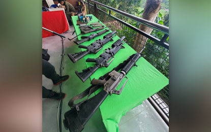 <p><strong>RECOVERED FIREARMS.</strong> Troopers from the Army’s 1001st Infantry Brigade present the various high-powered firearms after an encounter with the New People's Army (NPA) on Sunday (March 27, 2022) in Barangay Tupaz Maragusan, Davao de Oro. The skirmish also resulted in the death of three NPA members from the Regional Operations Command, Southern Mindanao Regional Committee. <em>(PNA photo by Che Palicte)</em></p>