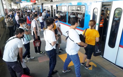 <p><strong>READY FOR INFLUX.</strong> Passengers at the MRT-3 Quezon Avenue station. The Metro Rail Transit-3 is ready to accommodate commuters who will be affected by the emergency repairs along portions of the EDSA Bus Carousel that will start Friday night. <em>(PNA photo by Ben Briones)</em></p>