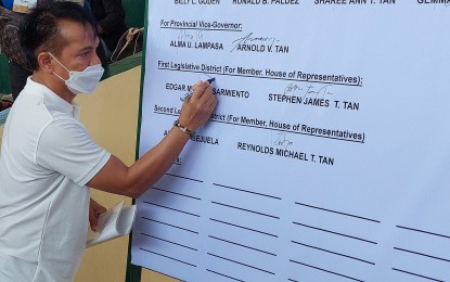 <p><strong>INTEGRITY PLEDGE</strong>. Samar First District Rep. Edgar Mary Sarmiento signs an integrity pledge for peaceful elections in the province on Tuesday (March 29, 2022). The signing is an expression of commitment to attain secured, accurate, free, and fair elections this year. <em>(Photo courtesy of DJ Rene Castino)</em></p>