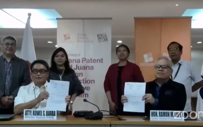 <p><strong>FREE PATENT FILING</strong>. Intellectual Property Office of the Philippines Director General Rowel Barba (seated left) and Trade Secretary Ramon Lopez (seated right) sign the memorandum of understanding for the Juana Patent and Juana Design Protection Incentive Program on Wednesday (March 30, 2022). The program offers free patent filing for women-led enterprises, inventions, and industrial design. <em>(Screenshot from IPOPHL Facebook page)</em></p>