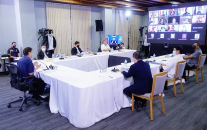 <p><strong>E-SABONG</strong>. President Rodrigo Roa Duterte presides over a meeting with key government officials prior to his "Talk to the People" at the Arcadia Active Lifestyle Center in Matina, Davao City Tuesday (March 29, 2022). Duterte said he is not surprised to find out that there were some police officers linked to the alleged abduction of “e-sabong” (online cockfighting) aficionados. <em>(Presidential photo by Arman Baylon)</em></p>