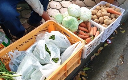 <p><strong>FARM PRODUCE.</strong> Fresh vegetables are on sale at the Capitol grounds in Malaybalay City, Bukidnon, on March 31, 2022. Vendors take the opportunity to sell food and other souvenir items to the crowds of a political rally organized by the UniTeam. <em>(PNA photo by Nef Luczon)</em></p>