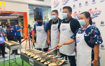 <p><strong>BANGUS FESTIVAL</strong>. Dagupan City Mayor Marc Brian Lim (second from right), SM Center mall Dagupan manager Eileen delos Santos (right), Public Order and Safety Office chief Rob Erfe-Mejia (fourth from right), and Dagupan Bangus Festival Secretariat Maximo Tan (third from right) give a sample of the Kalutan ed Dalan vibe during the press conference for the Bangus Festival 2022 on April 1. Kalutan ed Dalan street party is the highlight of the festival.<em> (Photo courtesy of Arman Soriano)</em></p>