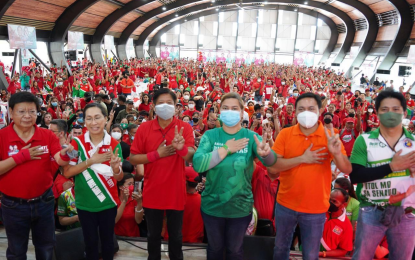 <p><strong>HISTORIC VISIT.</strong> Presidential aspirant Ferdinand “Bongbong” Marcos Jr. (third from left) receives warm welcome from local officials and residents during his campaign sortie in Tarlac City on Saturday (April 2, 2022). Tarlac Mayor Cristy Angeles (2nd from left) said Marcos’ visit is his history in the making as Tarlac is a known bailiwick of the Aquinos. Vice presidential candidate Sara Duterte and senatorial aspirants Rodante Marcoleta and Mark Villar also joined Marcos.<em> (Contributed photo)</em></p>