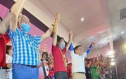 <p><strong>SUPPORT.</strong> The Zubiris show full support to presidential aspirant Ferdinand Marcos Jr. during the Bukidnon leg of UniTeam's rally in Malaybalay City on March 31, 2022. Shown in photo are Bukidnon Gov. Juan Miguel Zubiri, Marcos Jr., and Sen. Juan Miguel Zubiri (left to right), who is seeking reelection. <em>(Photo from Sen. Juan Miguel Zubiri's Facebook page)</em></p>