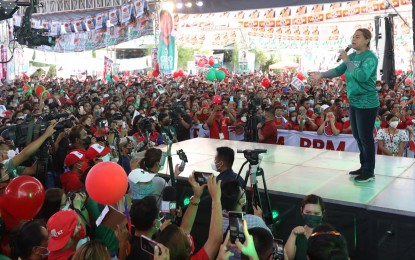 <p>Vice-presidential candidate Sara Duterte  thanks Tarlaceños fsupport during a UniTeam campaign rally at the Tarlac City Plaza on April 2, 2022. (<em>Lakas-CMD photo</em>)</p>
