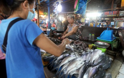 <p><strong>INCREASED DEMAND</strong>. A wet market vendor sells bangus on April 5, 2022 in Gapan Market in Nueva Ecija. The Department of Agriculture (DA) on Tuesday (March 19, 2024) said prices of fish may start to hike amid rising demand during the Lenten season. <em>(PNA photo by Oliver Marquez)</em></p>