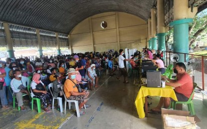 <p><strong>CASH ASSISTANCE</strong>. Farmer-beneficiaries in the Municipality of Sibalom receive their cash assistance from the Department of Agriculture (DA) in Antique at the municipal gymnasium on March 18, 2022. Sonie Guanco, DA Agricultural Program Coordinating Office (APCO) officer-in-charge, said on Tuesday (April 5) that more than 33,000 farmers from the province each received PHP5,000 cash assistance under the Rice Tariffication Law. <em>(Photo courtesy of Sibalom Municipality)</em></p>