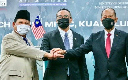 <p>Deparment of National Defense Secretary Delfin Lorenzana (right), Indonesian Defense Minister Prabowo Subianto (left) and Malaysian Defense Minister Hishammudin Hussein (center) <em>(Photo courtesy of Secretary Delfin Lorenzana Facebook page)</em></p>