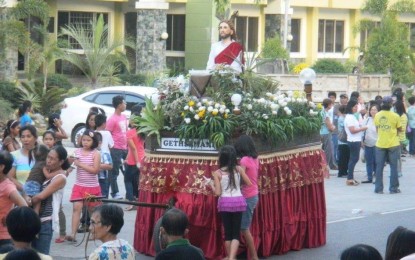 <p><strong>PROCESSION</strong>. Faithful hold a religious procession on Good Friday during the pre-pandemic days. The Antique Inter-Agency Task Force for Covid-19 during its meeting on April 5, 2022 decided that the local government units will be the ones to provide a permit for the Holy Week observance such as the religious procession. <em>(Photo courtesy of Jonathan De Gracia)</em></p>
