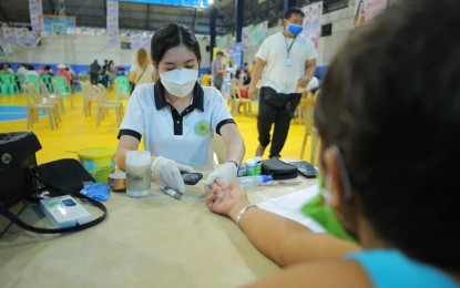 <p><strong>FREE MEDS</strong>. A total of 1,343 senior citizens avail of the free maintenance medicine program offered by the Quezon City government. Before they were given medicines, the senior citizens were checked by the doctors first and were given the prescription. <em>(Photo grabbed from QC government Facebook page) </em></p>