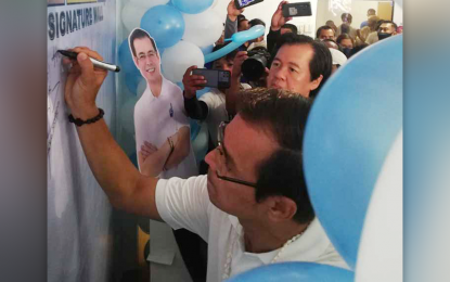 <p><strong>EQUALITY AMONG FILIPINOS.</strong> Manila Mayor and Aksyon Demokratiko standard-bearer Francisco 'Isko Moreno' Domagoso and his running mate, Dr. Willie Ong (partly hidden), affix their signatures after unveiling Thursday (April 7, 2022) the 'Isko Kami' headquarters in Zamboanga City. The presidential contender vowed equality among Filipinos in his administration if elected.<em> (PNA photo by Teofilo Garcia, Jr.)</em></p>