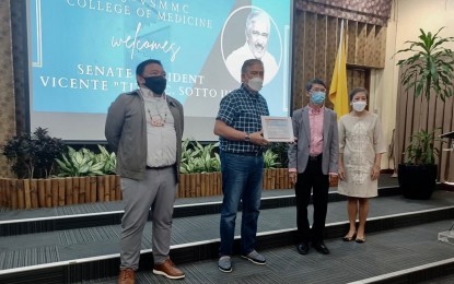 <p><strong>‘DOKTOR PARA SA BAYAN’</strong>. Senate President Vicente Sotto III (second from left) receives a certificate from Cebu Normal University president Joselito Gutierrez and CNU-Vicente Sotto Memorial Medical Center College of Medicine dean Dr. Ma. Socorro Manaloto, commending his effort for the realization of the Doktor Para sa Bayan program under Republic Act 11509 during his dialogue with the faculty members at CNU in Cebu City on Thursday (April 7, 2022). The program will offer Doctor of Medicine course to deserving students who will undergo a return of service for four to five years after passing the licensure examination. <em>(PNA photo by John Rey Saavedra)</em></p>