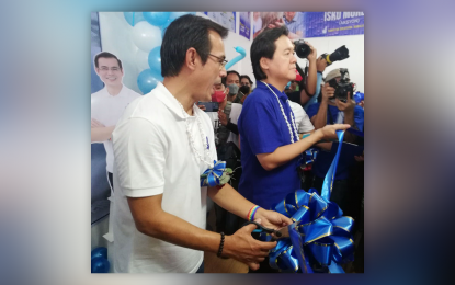 <p><strong>LOWER POWER COST.</strong> Manila Mayor and Aksyon Demokratiko standard-bearer Francisco 'Isko Moreno' Domagoso and his running mate, Dr. Willie Ong (right), unveils the Isko Kami headquarters upon arrival Thursday (Arpil 7, 2022) in Zamboanga City. Lawyer Robbie Pierre Roco, Aksyon Demokratiko vice president, said in a press conference Friday (April 8, 2022) that Moreno will address the Mindanao power problem and lower cost.<em> (PNA photo by Teofilo P. Garcia Jr.)</em></p>