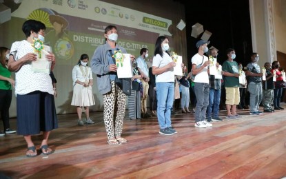 <p><strong>PROJECT SPLIT</strong>. A total of 94 Pangasinense farmers receive individual land titles at the Sison Auditorium in Lingayen town on Friday (April 8, 2022). The parceling was made under the project Support to Parcelization of Lands for Individual Titling (SPLIT) of the Department of Agrarian Reform (DAR)<em>. (Photo courtesy of Province of Pangasinan)</em></p>
