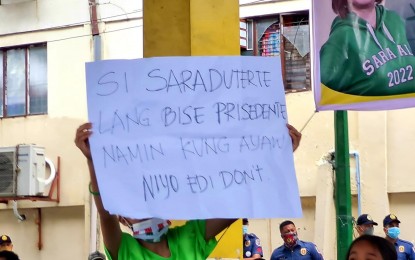 <p><strong>RABID.</strong> A supporter of vice presidential candidate Sara Duterte raises a handwritten banner at a campaign rally in Pangasinan on Saturday (April 9, 2022). Duterte went around the province’s Third District. <em>(Contributed photo)</em></p>