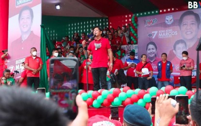<p><strong>SAMAR SORTIE</strong>. Former senator Ferdinand Marcos, Jr. speaking to supporters in Catarman, Northern Samar on Friday (April 8, 2022). His team canceled its rally in Maasin City, Southern Leyte on Saturday (April 9) due to bad weather in Eastern Visayas. <em>(Photo from Bongbong Marcos FB page)</em><br /><br /></p>