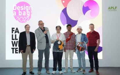 <p><strong>TAMARAW-INSPIRED</strong>. Filipino artist Neil Capistrano (3rd from left) wins the 2022 Design-A-Bag Competition in Dubai, United Arab Emirates on Wednesday (April 6, 2022) with his Tamaraw-inspired creation. Beside him are the runners-up from India and Hong Kong, and the competition organizers. <em>(Photo courtesy of Design-A-Bag (DAB) Competition Official Facebook Page)</em></p>