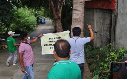 <p><strong>SPARE THE TREES</strong>. Personnel of the Commission on Elections and Department of Environment and Natural Resources remove campaign materials nailed on trees in Isabela province on Tuesday (April 12, 2022). DENR-2 Regional Executive Director Gwendolyn Bambalan said in a briefing the law prohibits the cutting or injuring of planted or growing trees, flowering plants and shrubs or plants of scenic value in public places. <em>(Photo by Villamor Visaya Jr.)</em></p>