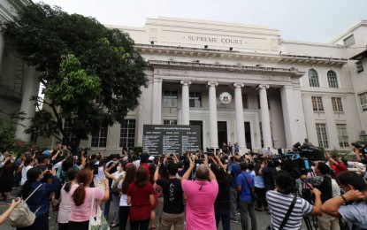 <p><strong>BIG DAY.</strong> Bar Examination 2020-2021 takers scan the list of passers outside the Supreme Court along Padre Faura Street, Manila on Tuesday (April 12, 2022). A total of 8,241, or 72.28 percent of 11,402 examinees, passed the exam held February 4 and 6, the Supreme Court announced.<em> (PNA photo by Benjamin Pulta)</em></p>