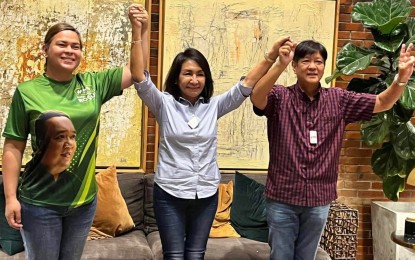 <p><strong>ONE CEBU FOR MARCOS.</strong> Cebu Governor Gwendolyn Garcia endorses the candidacies of Ferdinand "Bongbong" Marcos Jr. and Davao City Mayor Sara Z. Duterte for president and vice president, respectively, in this undated photo posted on Duterte's social media page and shared by her spokesperson Liloan, Cebu Mayor Christina Garcia-Frasco. The Garcia-led One Cebu, the dominant party in vote-rich Cebu province, on Tuesday (April 12, 2022) formally announced its support for the BBM-Sara tandem. <em>(Photo from Mayor Sara Z. Duterte's Facebook page)</em></p>
