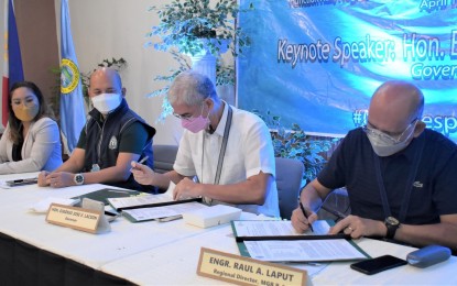 <p><strong>MOA SIGNING</strong>. Negros Occidental Governor Eugenio Jose Lacson (2nd from right) and Mines and Geosciences Bureau-Western Regional Director Raul Laput (right) sign the memorandum of agreement for the transfer of functions on the processing and issuances of two mining documents to the provincial government. Witnessed by Provincial Administrator Rayfrando Diaz II (2nd from left) and Provincial Environment Management Office head Julie Ann Bedrio, the signing rites were held during the Governor’s Permit Holders Forum and Dialogue held at the Negros Residences in Bacolod City on Tuesday (April 12, 2022).<em> (Photo courtesy of PIO Negros Occidental)</em></p>