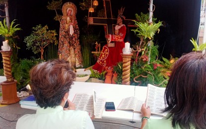 <p><strong>HOLY TRADITION.</strong> Members of the Formation Ministry of Quiapo Church, Manila preside over the “pabasa” (reading of the Passion of Christ) on Monday (April 11, 2022). The Holy Week tradition reminds the faithful of the suffering, death, and resurrection of Jesus Christ. <em>(PNA photo by Raquel N. Bonustro)</em></p>