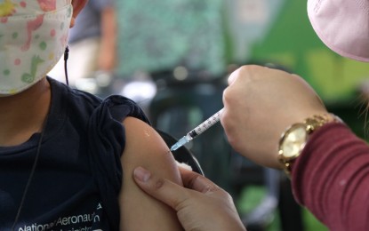 <p><strong>GET VAXXED.</strong> As the Davao City government sees an increase in active Covid-19 cases, local health officials advise the public to get vaccinated against the virus. Dr. Michelle Schlosser, the city’s Covid-19 task force spokesperson, reiterates on Tuesday (Aug. 30, 2022) that being vaccinated remains an individual's best defense against the virus.<em> (PNA file photo)</em></p>