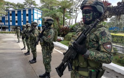 <p><strong>ON GUARD</strong>. Police personnel in the Cordillera have been instructed to be on heightened alert after the bomb explosions in Mindanao. Col. Glenn Lonogan, director of the Baguio City Police Office, on Wednesday (June 1, 2022) said they continue to coordinate with stakeholders to protect the public.<em> (PNA file photo by Liza T. Agoot)</em></p>