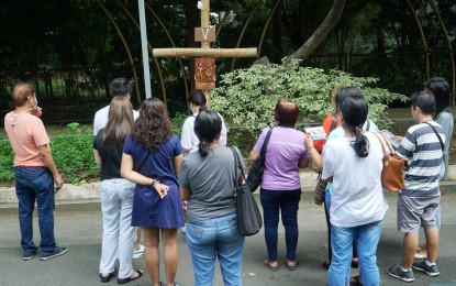 <p><strong>FIFTH STATION</strong>. A group of devotees perform the Stations of the Cross inside the Baclaran Church compound on Wednesday (April 13, 2022), a 14-step Catholic devotion that reflects on the sufferings of Jesus Christ on the day of His crucifixion. Catholic devotion is traditionally observed nationwide during the Lenten season. <em>(PNA photo by Ben Briones)</em></p>