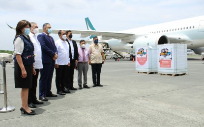 <p><strong>VAX DONATION</strong>. Vaccine czar Carlito Galvez (4th rom left) and Qatar Ambassador to the Philippines Ali Ibrahim Al Malki (3rd from left) welcome the arrival of 75,000 doses of CoronaVac vaccines donated by the government of Qatar and Sinovac Biotech at the Ninoy Aquino International Airport Terminal 3 on Wednesday (April 13, 2022). Other officials present were Department of Health Director Maria Soledad Antonio, Foreign Affairs Assistant Secretary Alfonso Ver, and Office of the Presidential Adviser on the Peace Process Undersecretary Robert Borje. <em>(PNA photo)</em></p>