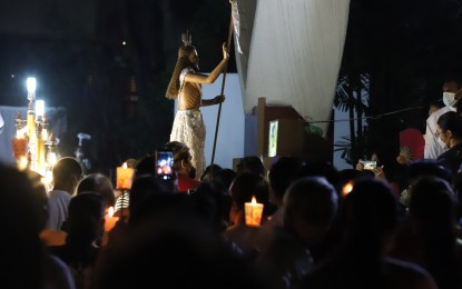 <p><strong>RESURRECTION.</strong> The image of the Risen Christ is carried into the Sacred Heart Parish Shrine, Quezon City during the Easter Sunday (April 17, 2022) dawn Mass. It is part of the traditional “Salubong” (Meeting) that depicts Jesus Christ reuniting with His mother, Mary.<em> (PNA photo by Robert Oswald P. Alfiler)</em></p>