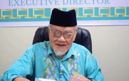 <p><strong>PERMISSIBLE VACCINATION.</strong> Bangsamoro Autonomous Region in Muslim Mindanao Grand Mufti Ustadz Abuhuraira Udasan reads the edict issued on Monday (April 18, 2022) by Muslim religious leaders allowing vaccination even during the fasting month of Ramadan. He describes the coronavirus disease 2019 vaccination as halal or allowed by Islamic laws. <em>(Photo courtesy of MOH-BARMM)</em></p>